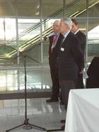 Prof. Braun, Vorsitzender des KMV, eröffnete die Ausstellung 'Unter Strom – Kunststoffe und Elektrizität' im Flughafen Düsseldorf